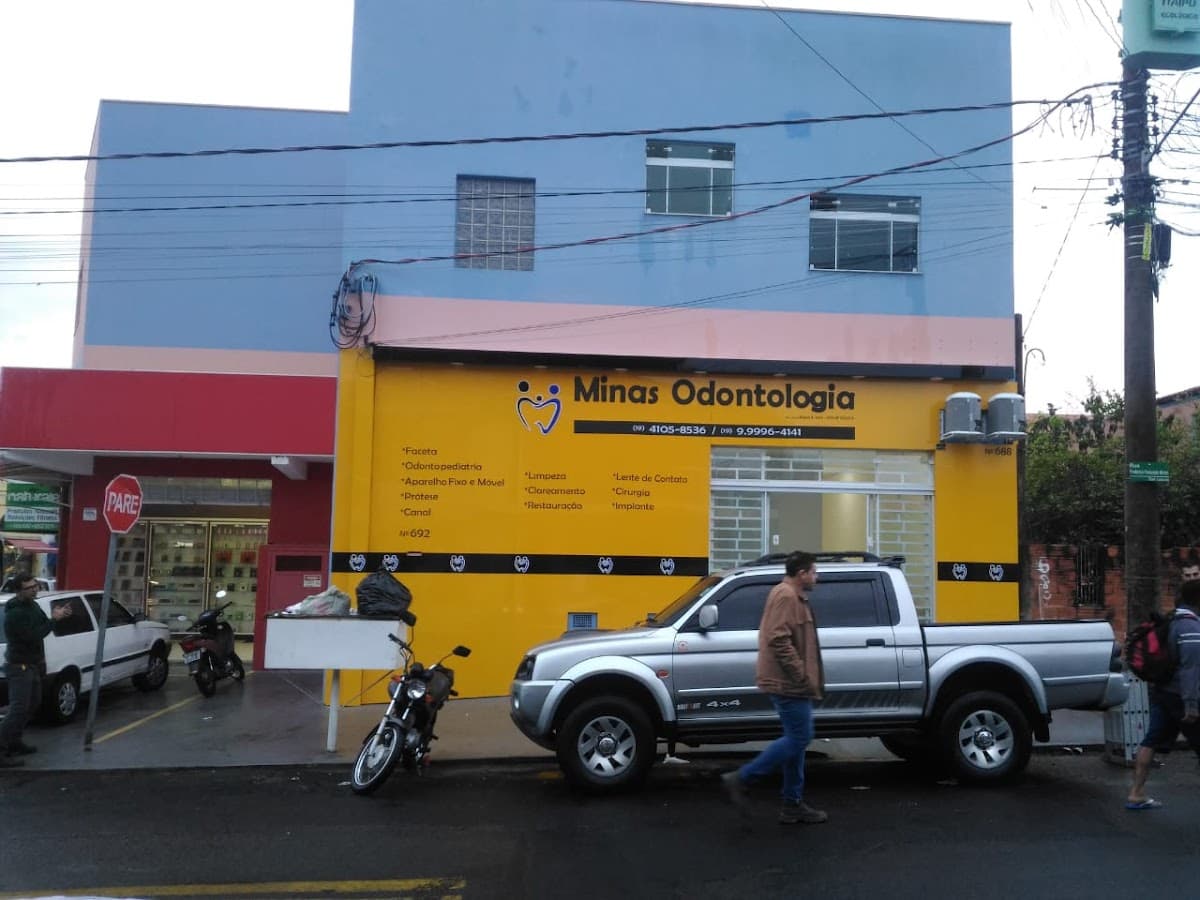 Vista externa da clínica odontológica com boa visibilidade.